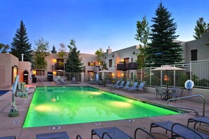 Una piscina al aire libre, una piscina climatizada