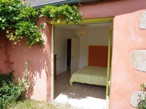 5 bedrooms, iron/ironing board, free WiFi