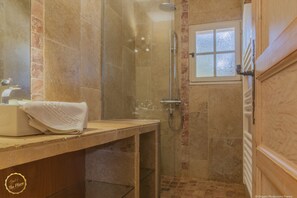 Dusche, Handtücher, Toilettenpapier