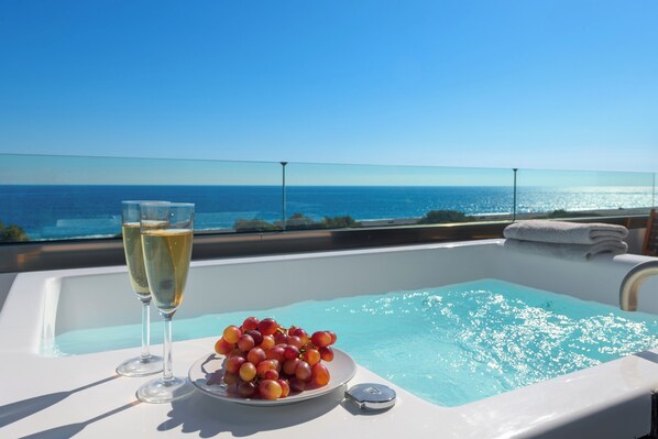 Outdoor spa tub - Great Albatross Villa (Γεννάδι)