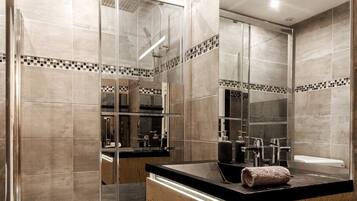 Articles de toilette gratuits, sĂšche-cheveux, serviettes fournies