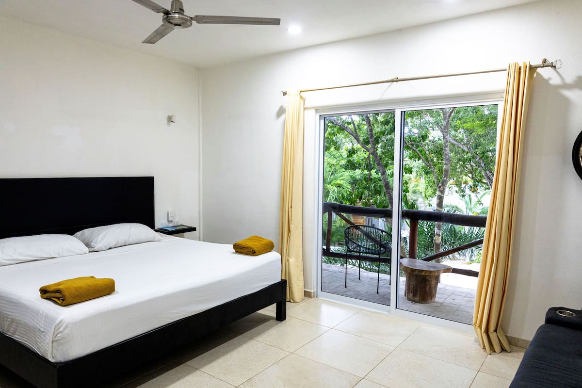 Cortinas blackout, wifi gratis y ropa de cama