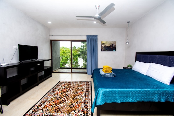Cortinas blackout, wifi gratis y ropa de cama