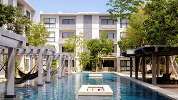 2 piscinas al aire libre, sillones reclinables de piscina