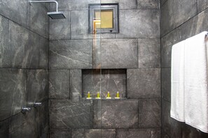 Family Suite, Pool View | Bathroom | Shower, hair dryer, towels, soap - Hotel Casa Tortuga Tulum Cenotes Park Inclusive (Tulum)