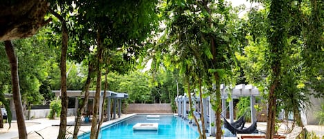 Family Suite, Pool View | Blackout curtains, free WiFi, bed sheets