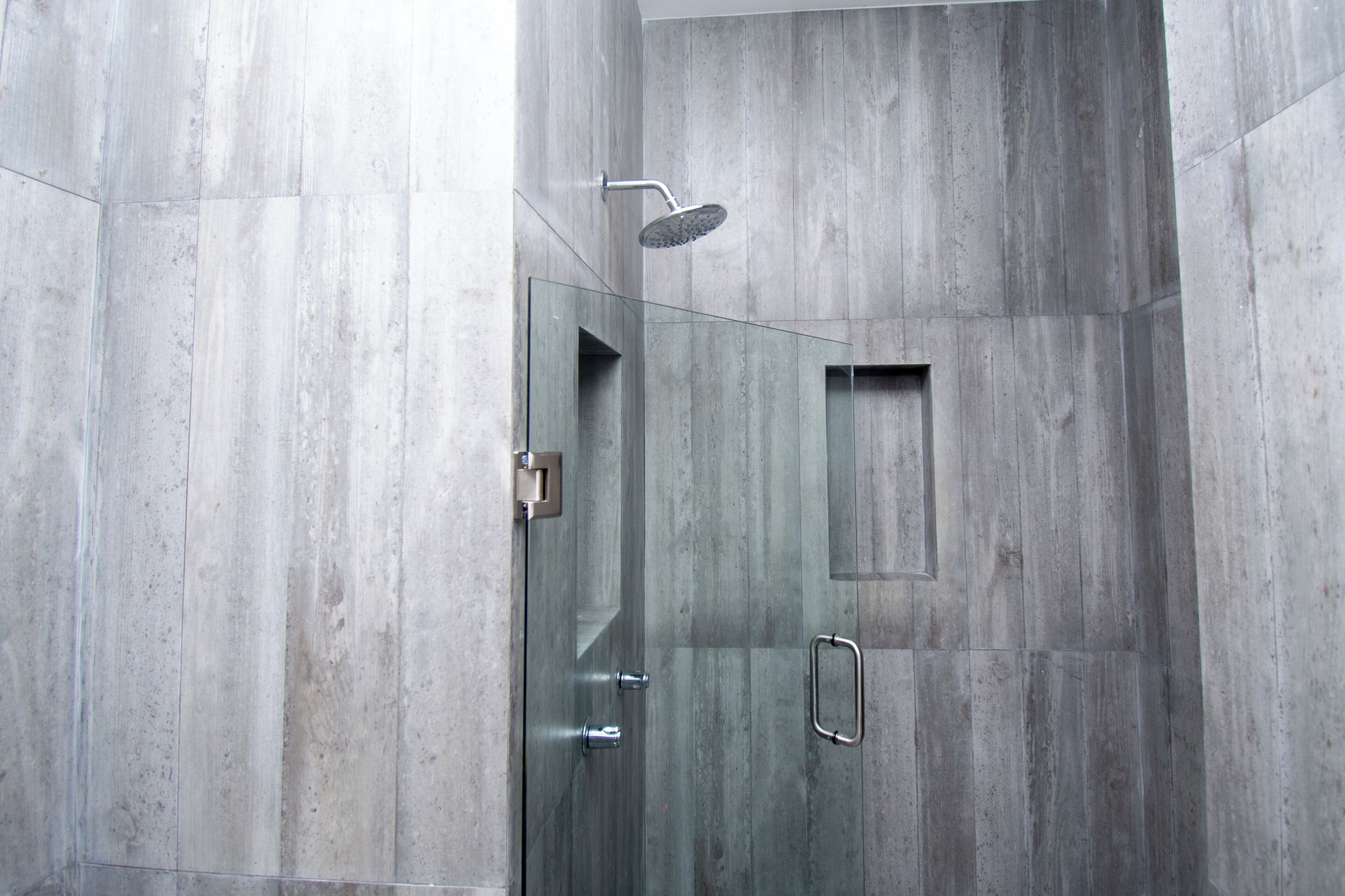 Suíte superior, vista para a piscina | Banheiro | Chuveiro, secador de cabelo (mediante solicitação), toalhas de banho 