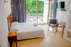 ห้องคลาสสิกดับเบิล, เตียงคิงไซส์ 1 เตียง, วิวสระว่ายน้ำ | ผ้าม่านกันแสง, Wi-Fi ฟรี, ผ้าปูที่นอน