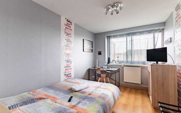 1 dormitorio, escritorio, tabla de planchar con plancha y wifi gratis