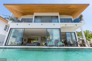 Una piscina al aire libre, una piscina con borde infinito