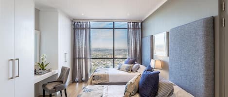 2 Schlafzimmer, individuell dekoriert, individuell eingerichtet