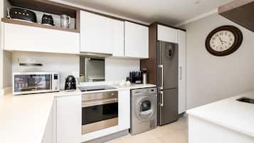 Executive Apartment | Private kitchen | Stovetop, cookware/dishes/utensils, dining tables