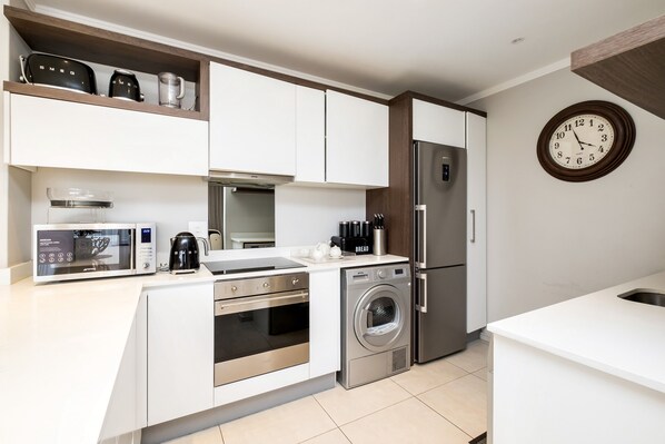 行政公寓 | 私人廚房 | 爐具、廚房用具/餐具/器皿、餐桌