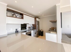 Placa de cocina, utensilios de cocina, mesa de comedor