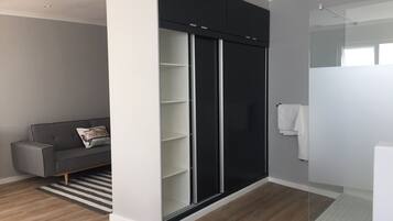 Business Studio, 1 Bedroom | Bathroom | Shower, towels