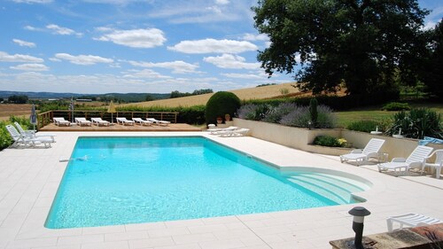 JULI PROMOTION GITE MIT SCHWIMMBAD LOU GRANIER