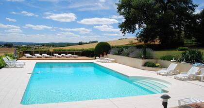 JULI PROMOTION GITE MIT SCHWIMMBAD LOU GRANIER