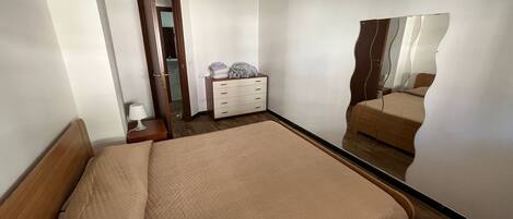 2 slaapkamers, een strijkplank/strijkijzer, reisbedje, gratis wifi