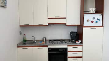 Réfrigérateur, four, plaque de cuisson, cafetiÚre/bouilloire