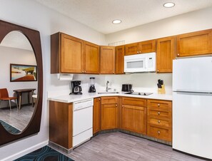 Fridge, microwave, stovetop, dishwasher