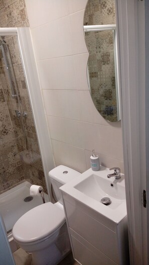 Sèche-cheveux, serviettes fournies, savon, shampoing