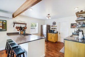 Fridge, microwave, oven, stovetop - Family Friendly Home on the Park (Creswell)
