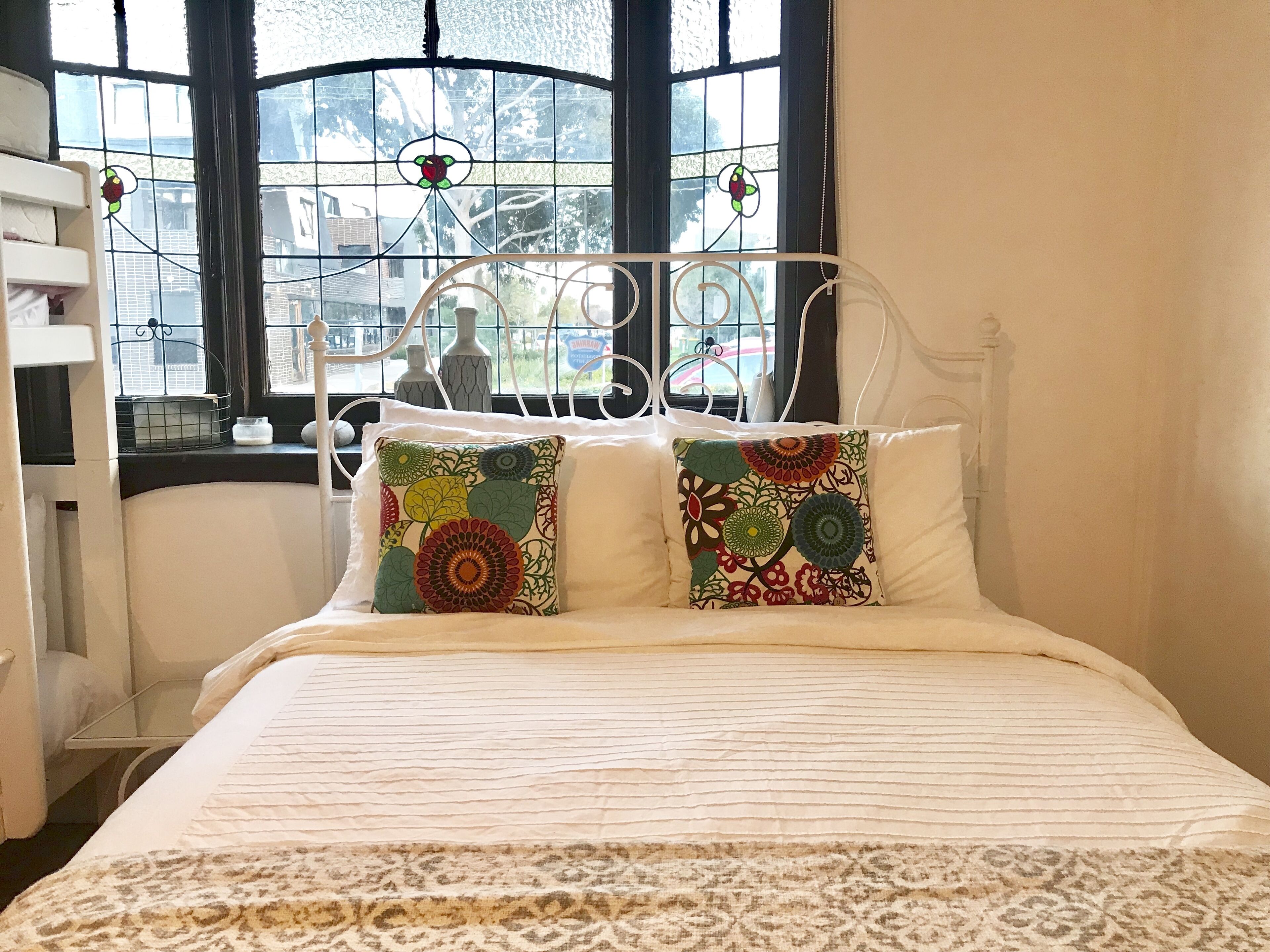 D114 Victorian Home Stay-close to city — image 10