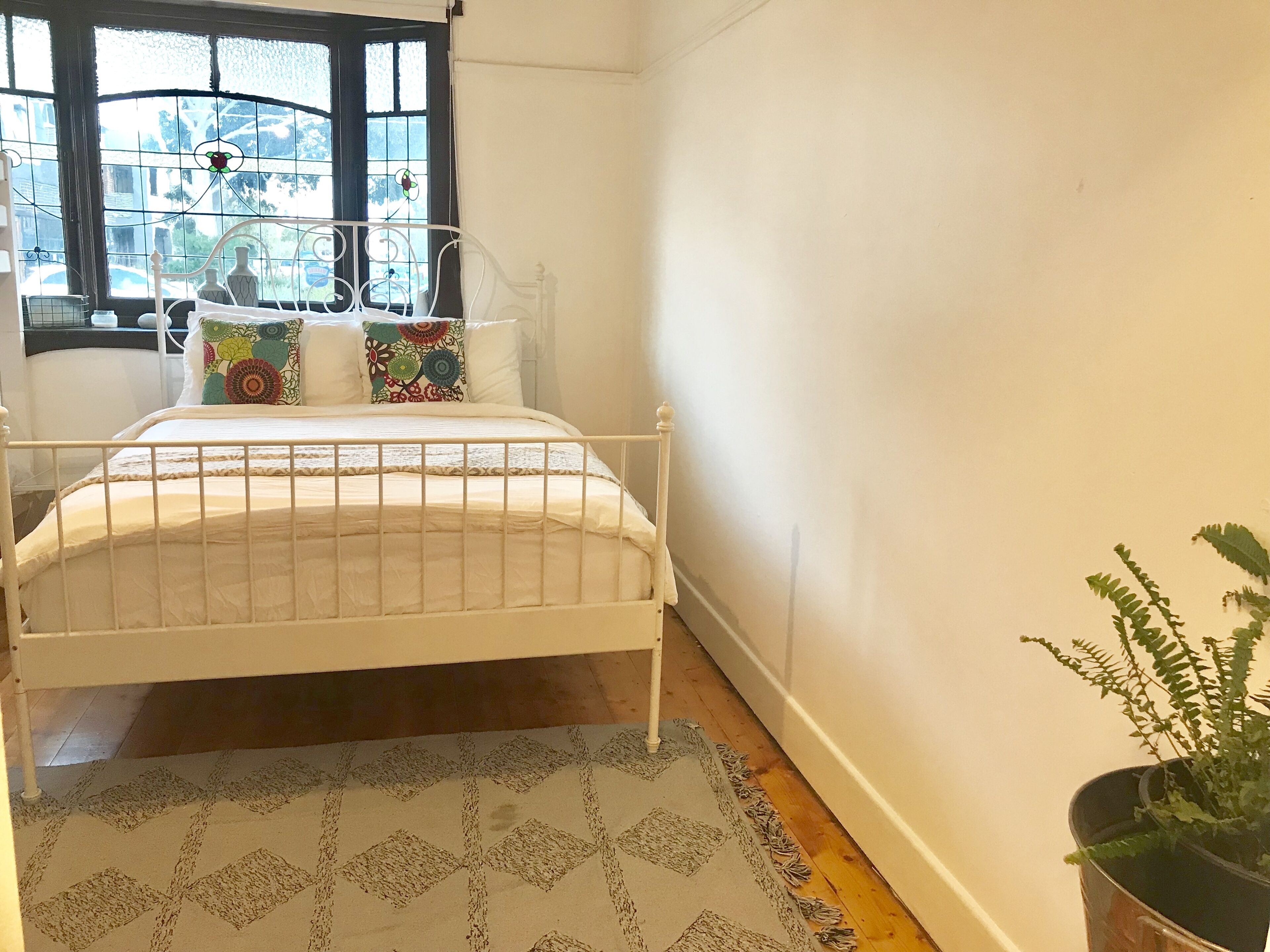 D114 Victorian Home Stay-close to city — image 7