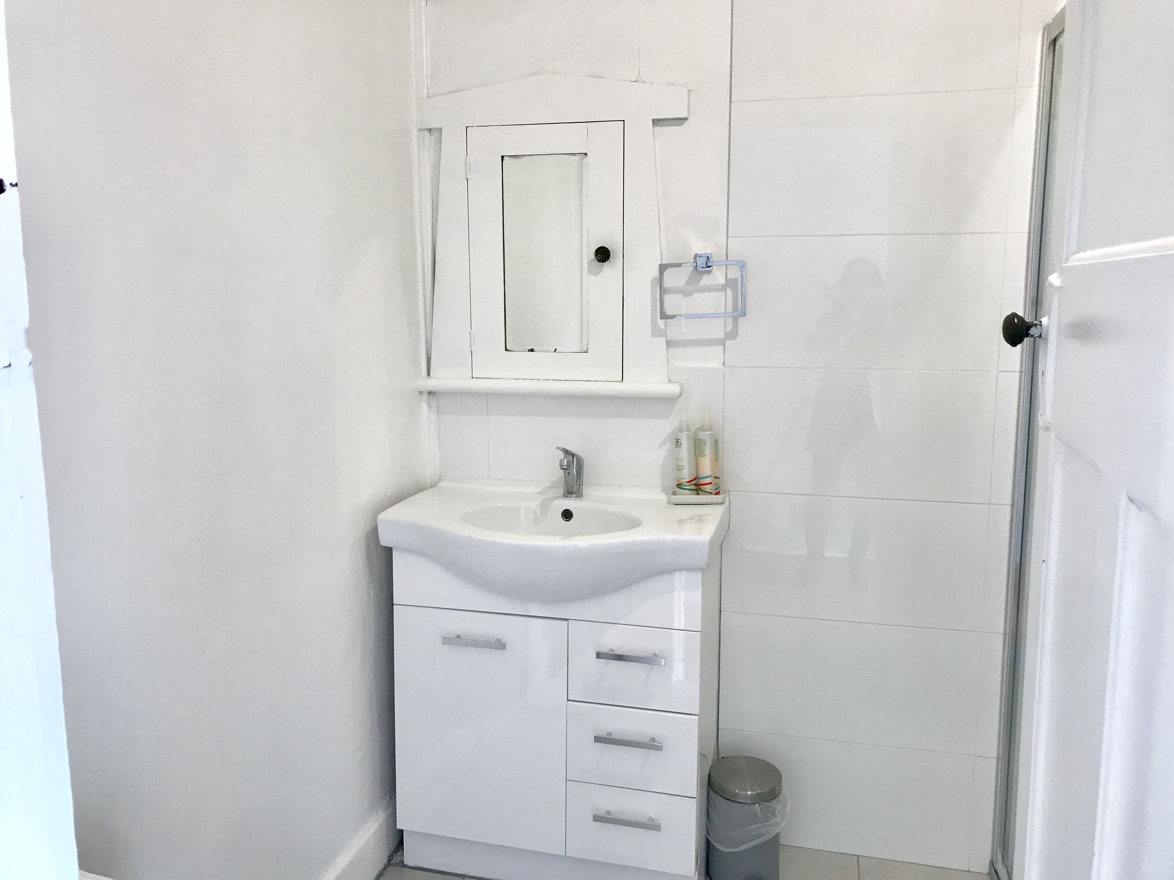 D114 Victorian Home Stay-close to city — image 12