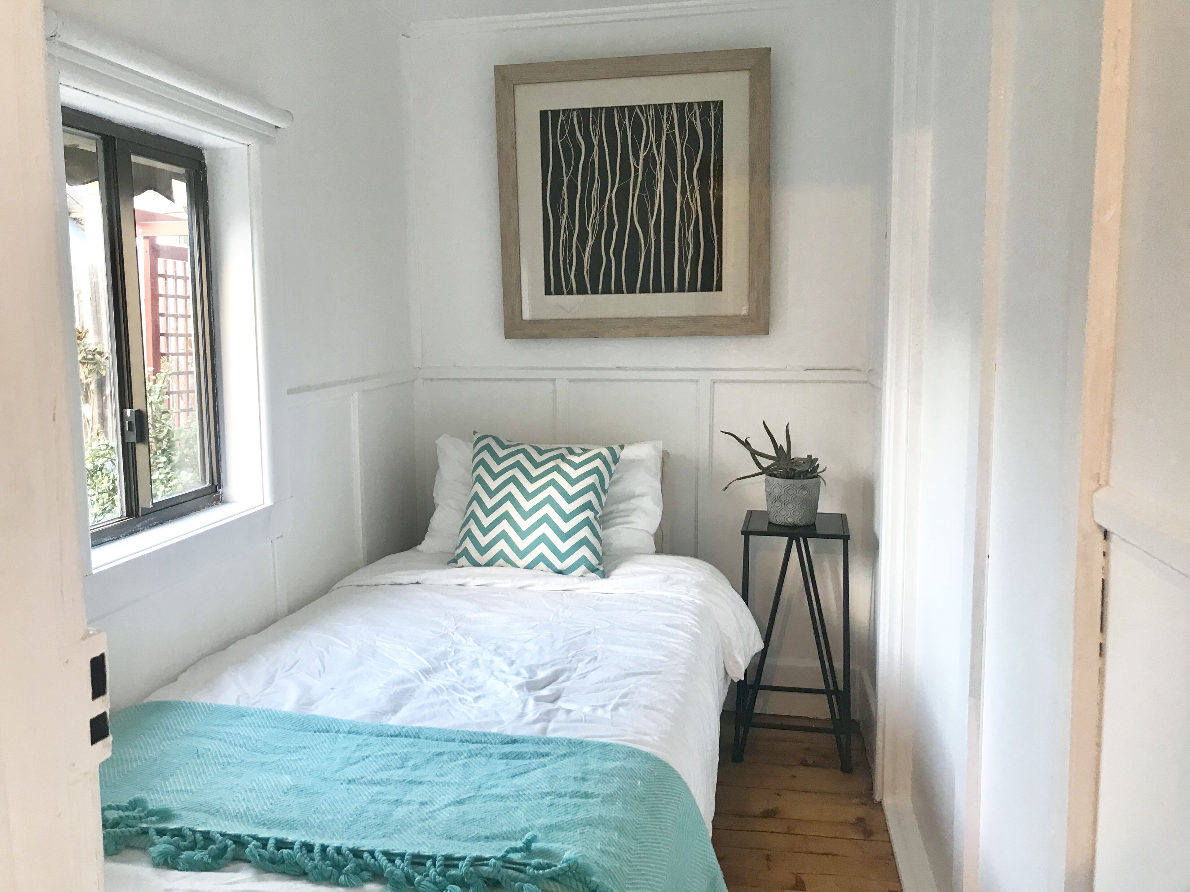 D114 Victorian Home Stay-close to city — image 8