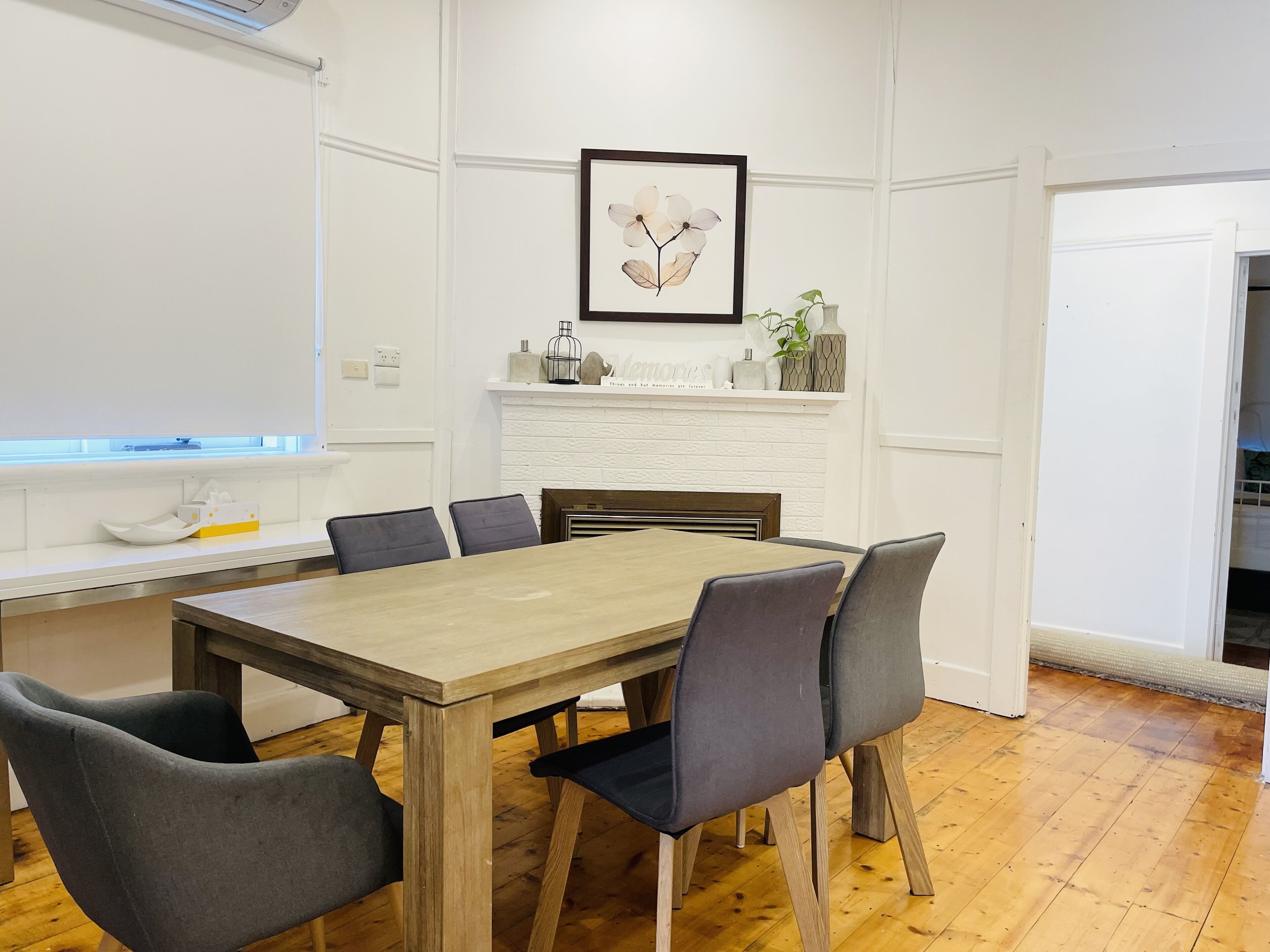 D114 Victorian Home Stay-close to city — image 4