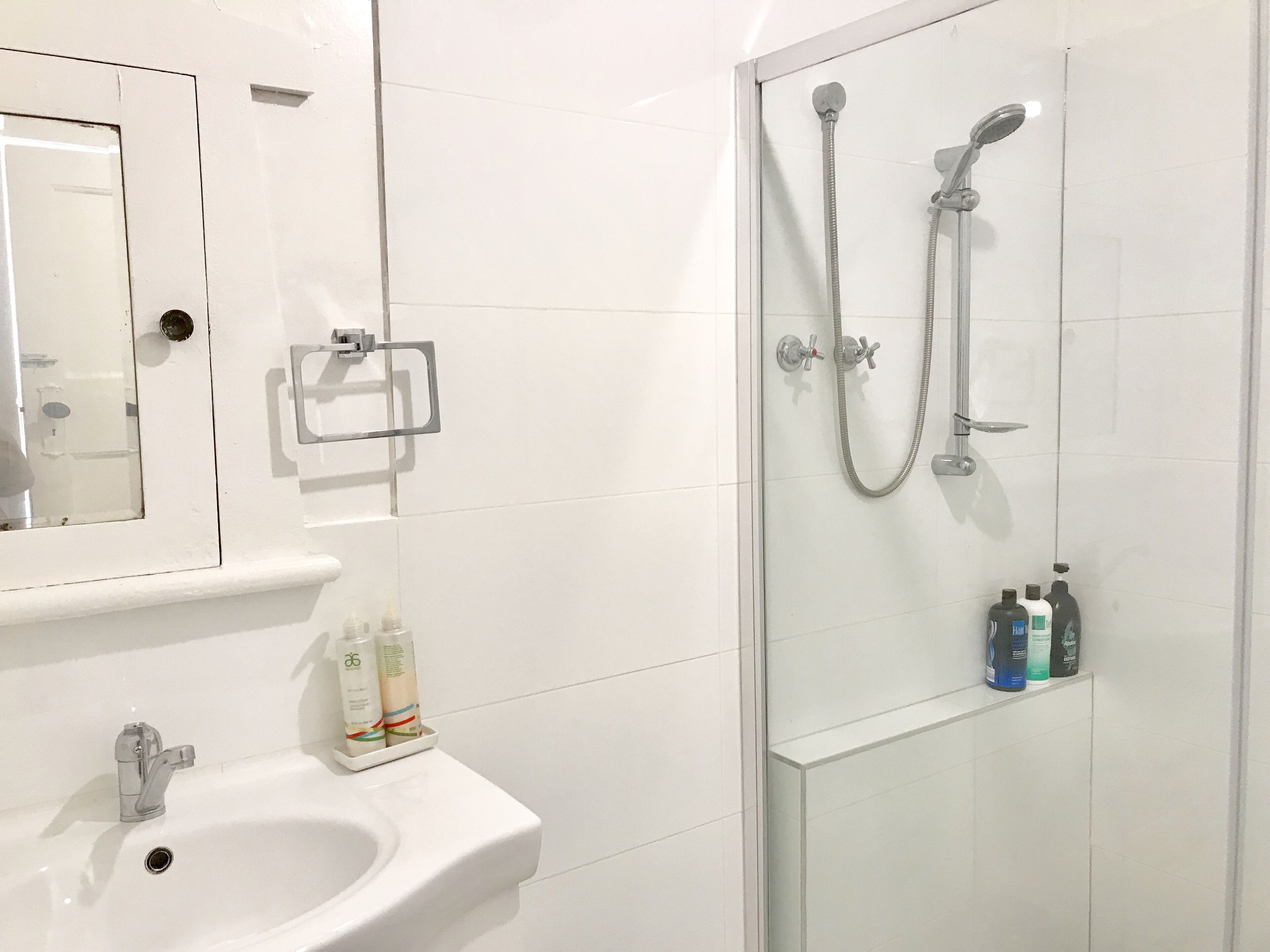 D114 Victorian Home Stay-close to city — image 17