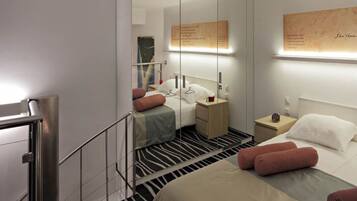 Caja de seguridad en la habitación y tabla de planchar con plancha