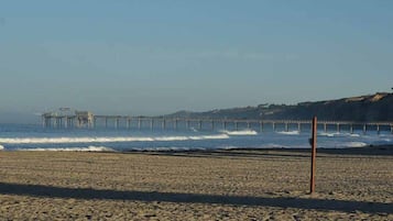在海滩、沙滩椅、沙滩毛巾