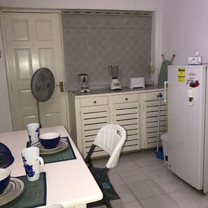 Fridge, oven, stovetop, coffee/tea maker