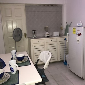 Fridge, oven, stovetop, coffee/tea maker