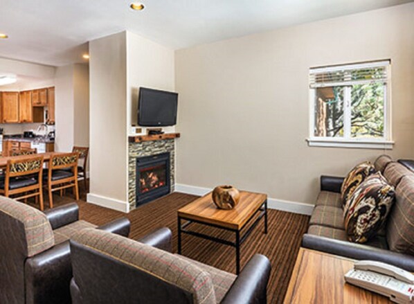 Een televisie, een open haard, een dvd-speler en een tafeltennistafel