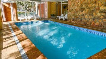 Piscina coperta, una piscina riscaldata