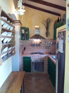 Køleskab, ovn, kogeplade, højstol