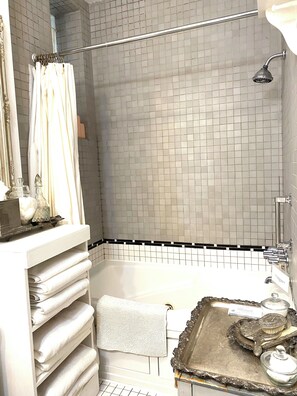 Bañera con ducha, bañera de hidromasaje, secador de pelo, toallas