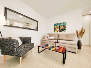 TV - Beautiful 1 bedroom app, by beach (Makarska)