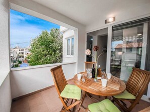 Outdoor dining - Beautiful 1 bedroom app, by beach (Makarska)
