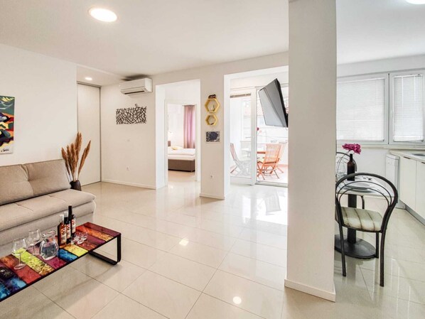 TV - Beautiful 1 bedroom app, by beach (Makarska)