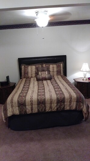 4 bedrooms, desk, iron/ironing board, WiFi - Cozy Bungalow--5 min to Downtown/MetroHealth (Cleveland)