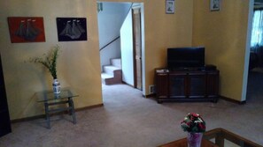 TV, offices - Cozy Bungalow--5 min to Downtown/MetroHealth (Cleveland)