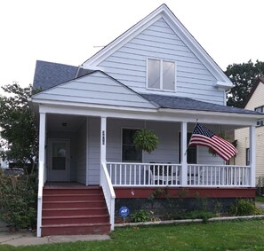 Exterior - Cozy Bungalow--5 min to Downtown/MetroHealth (Cleveland)