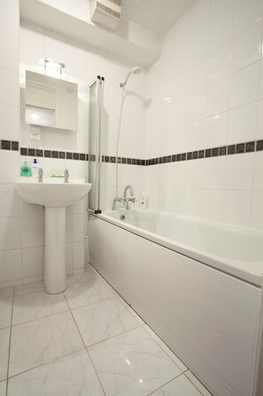 Artículos de tocador gratuitos, secador de pelo, toallas