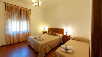 2 Schlafzimmer, BĂŒgeleisen/BĂŒgelbrett, Internetzugang, BettwĂ€sche