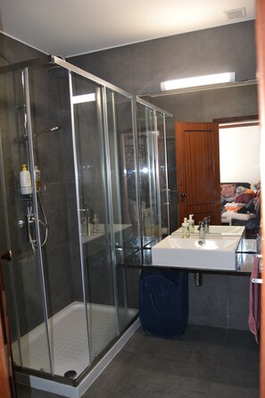 Douche, sèche-cheveux, serviettes fournies, savon