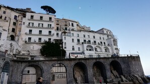 Un edificio histórico con varios balcones y un arco de piedra.